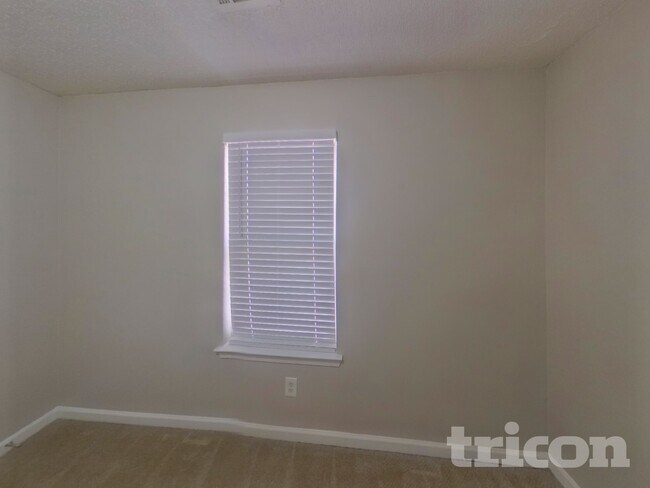 Building Photo - 2024 Meadow Glen Cir