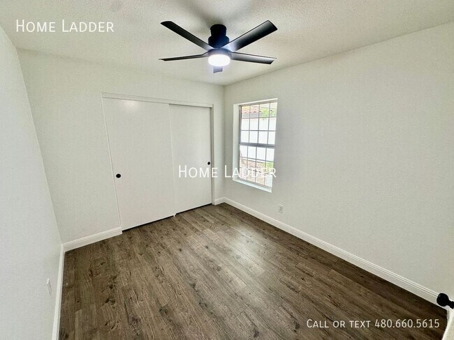 Building Photo - 2640 E Mallory St