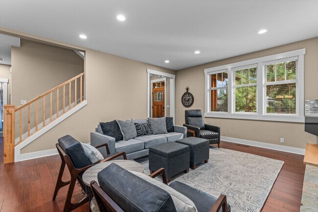 Building Photo - Grand Northwest Crossing Home. Fully furnished monthly rental. Walk to Compass Park. All Utilitie...