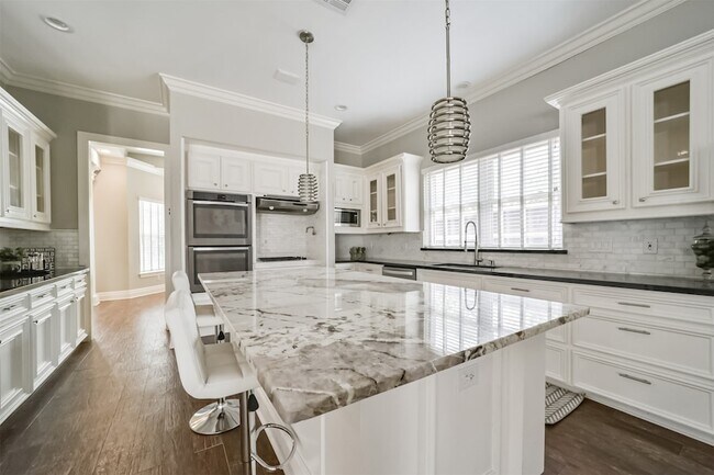 Building Photo - 9660 Fairdale Ln