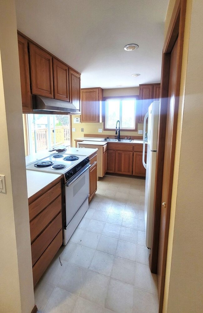 Building Photo - Charming Split-level 4 Bedroom Home - E Mc...