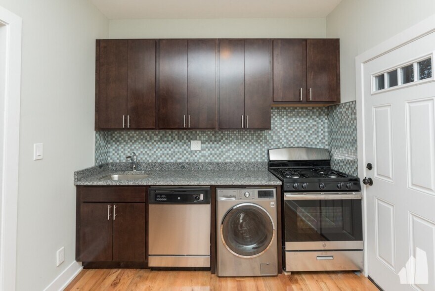 Building Photo - 635 W Oakdale Ave