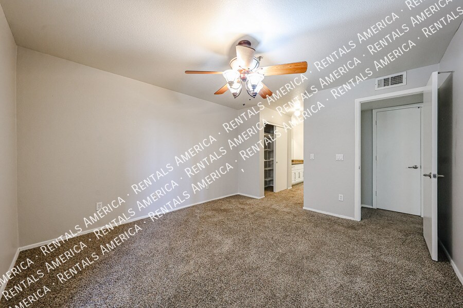 Building Photo - 2025 E Campbell Ave