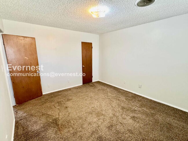 Building Photo - 2 Bed/1 Bath Townhome with Off-Street Parking / Pet-Friendly / Available Now!