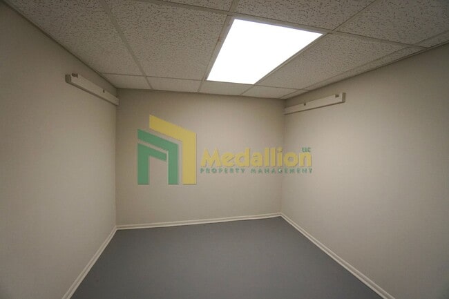 Building Photo - 10123 S Crandon Ave