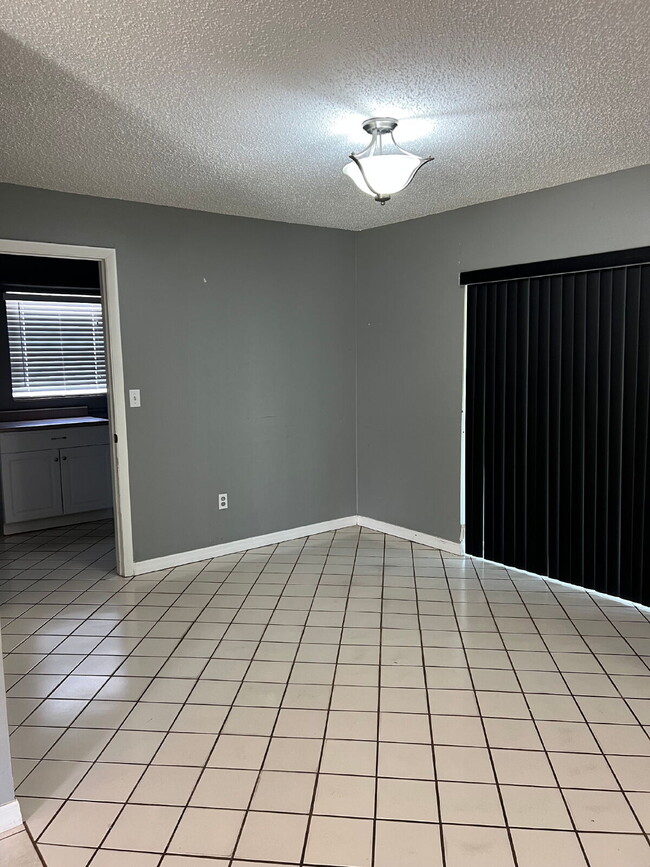 Building Photo - Adorable 3 bedroom 2 bath rental with fully fenced yard