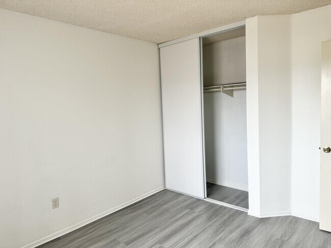 Building Photo - 6950 Bullock Dr