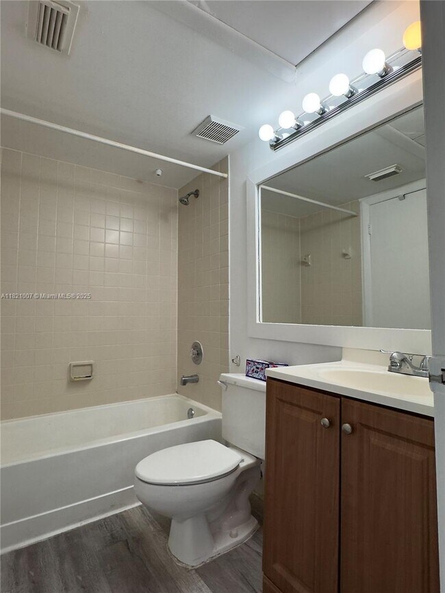 Building Photo - 2831 N Oakland Forest Dr
