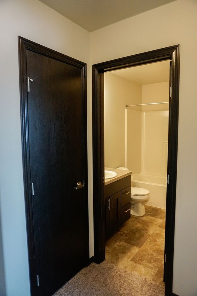 Building Photo - 3 Bed 3 Bath Twin Home