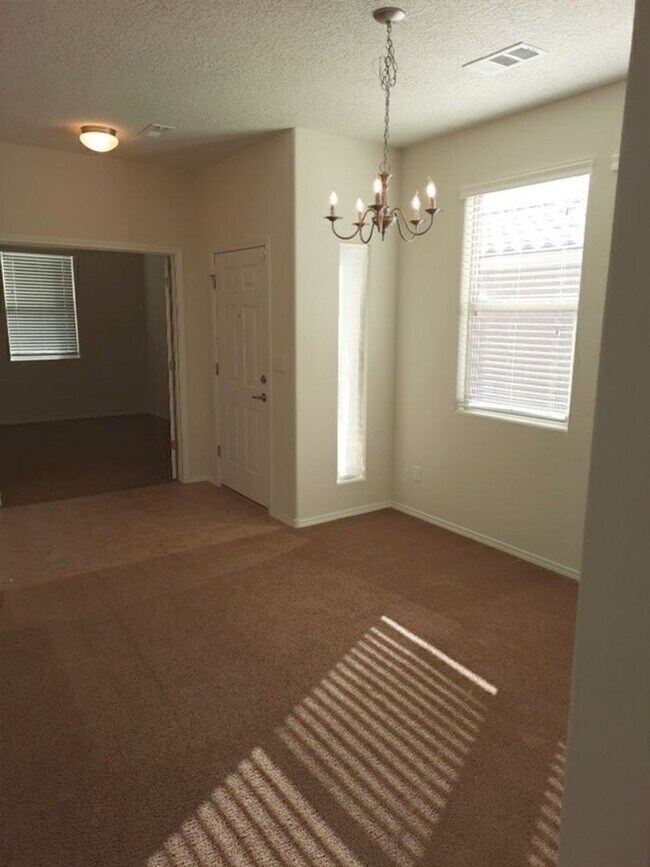 Building Photo - 3 bedroom 2 bathroom home in Rio Rancho! C...