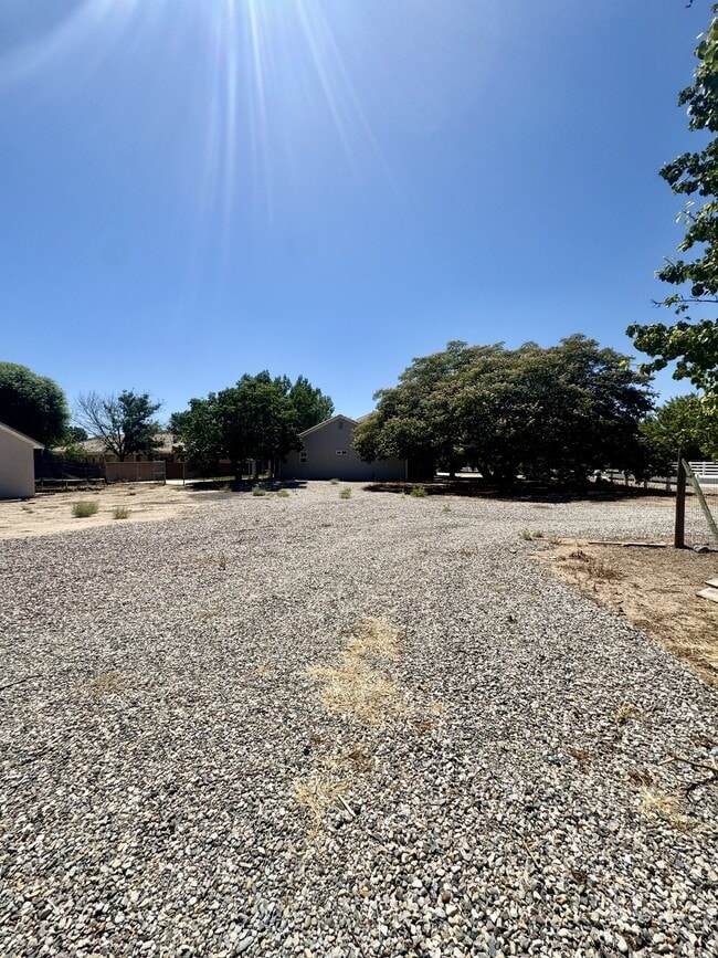 Building Photo - 1345 W Agate Rd
