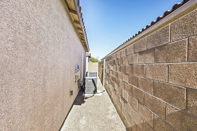 Building Photo - Lovely Northwest Gated Community Home