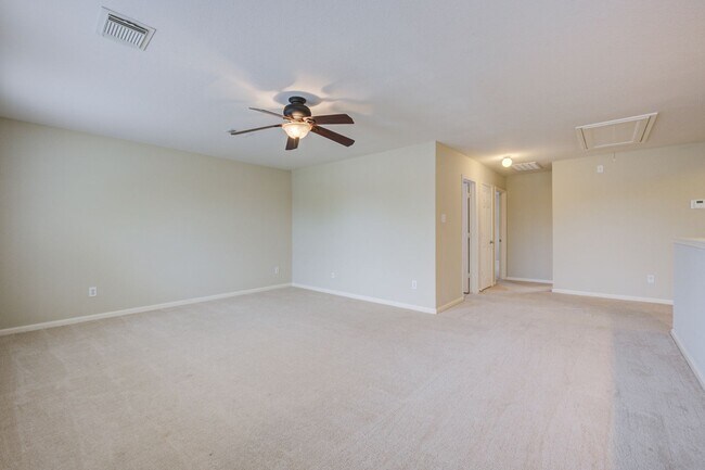 Building Photo - 4 Bed 3 Bath Home in Heritage Park!
