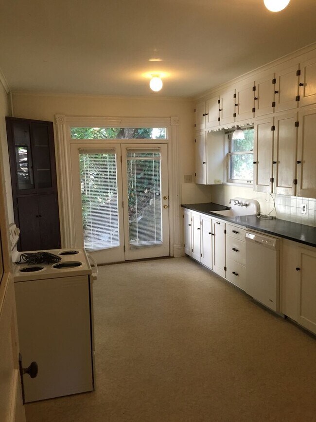 Building Photo - 910 N Garden St