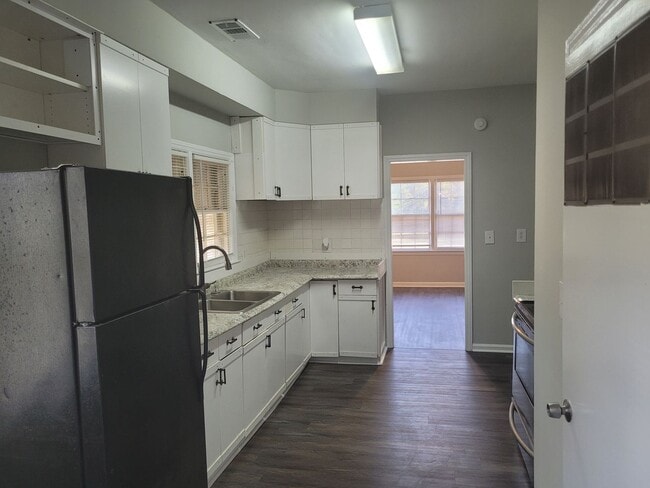 Building Photo - 2400 Bell St