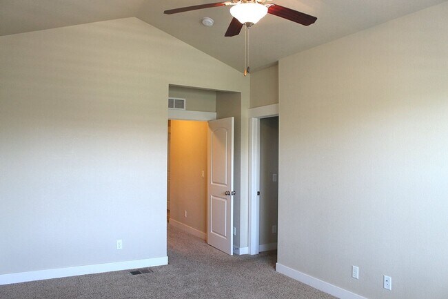 Building Photo - Modern Chic 2 Bedroom Condo