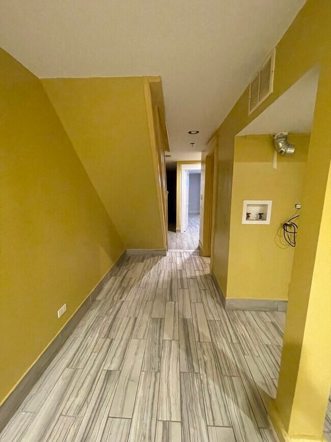 Building Photo - 3341 W Walnut St