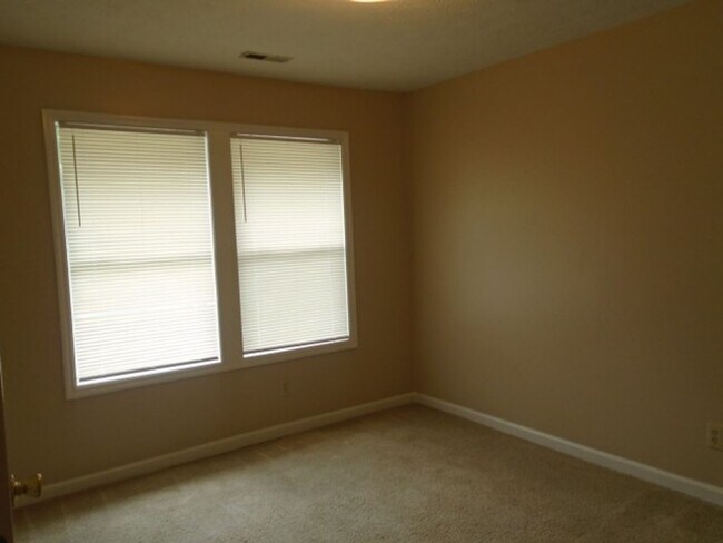 Building Photo - 2 bedroom condo for rent close to base!