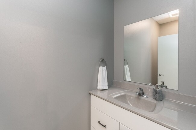 Building Photo - Fully Furnished Townhome Blocks Away From Downtown, Flexible Leasing Terms!