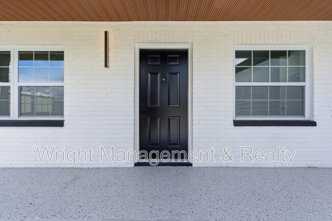 Building Photo - 3029 Corona Dr