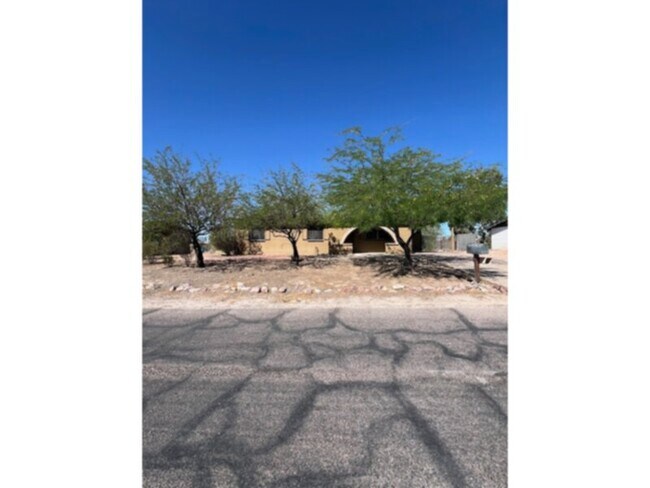 Building Photo - 3 bedroom, 2 bath, NO HOA