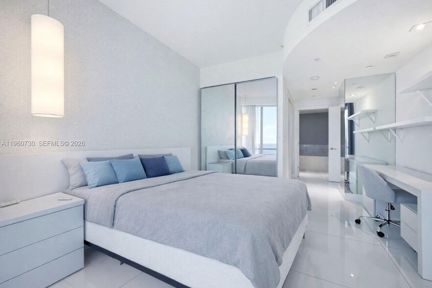 Building Photo - 17121 Collins Ave