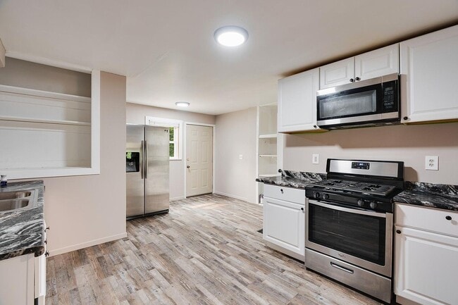 Kitchen - 519 Humboldt Ave