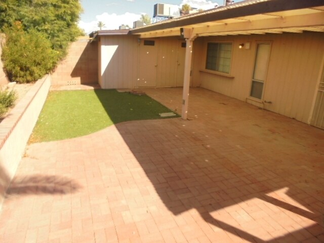 Building Photo - 5120 W Carol Ave