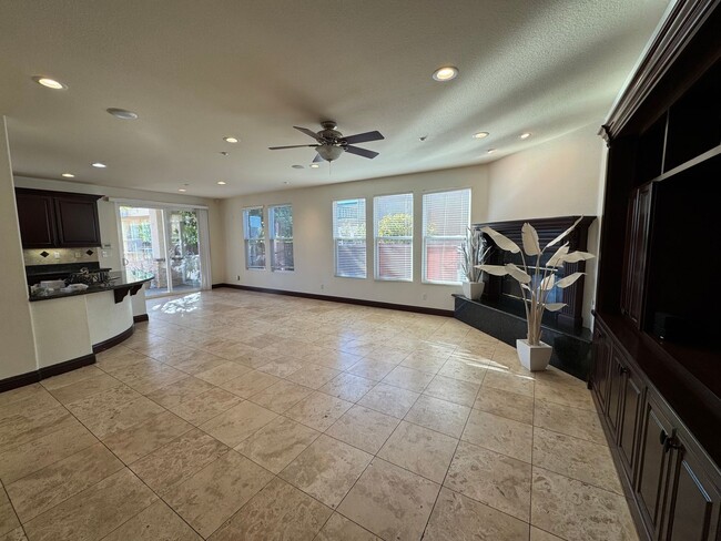 Building Photo - 5 Bedroom Luxury home