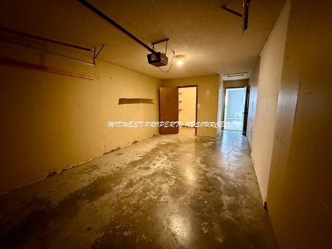 Building Photo - 2 Bedroom Duplex w/ Garage