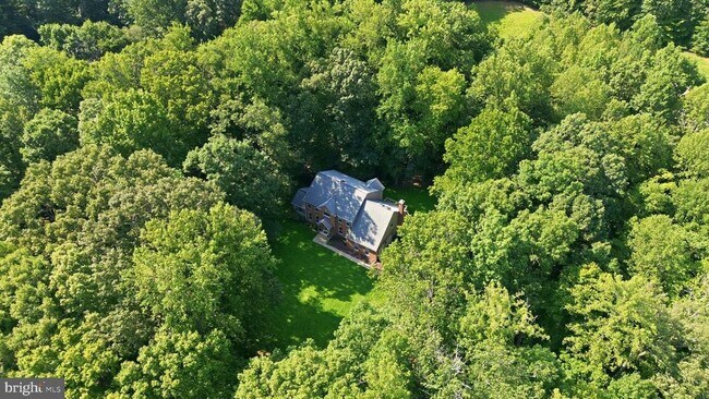 Building Photo - 2 English Hills Dr