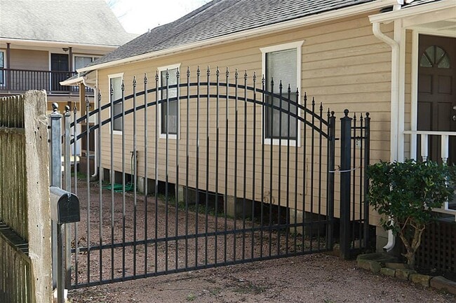 Building Photo - 1220 Ashland St