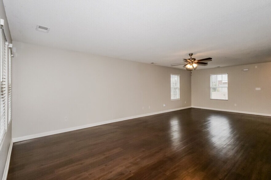 Building Photo - 9999 Chariden Dr