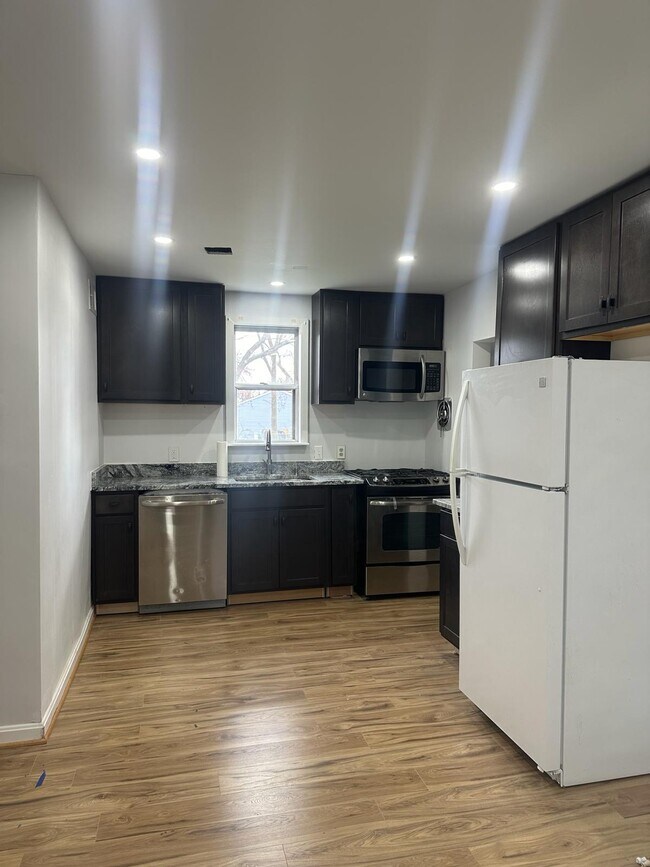 Building Photo - 4915 Tecumseh St