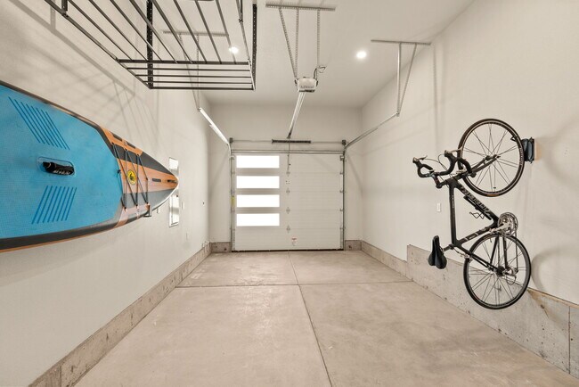 Building Photo - 950 NE Norton Ave