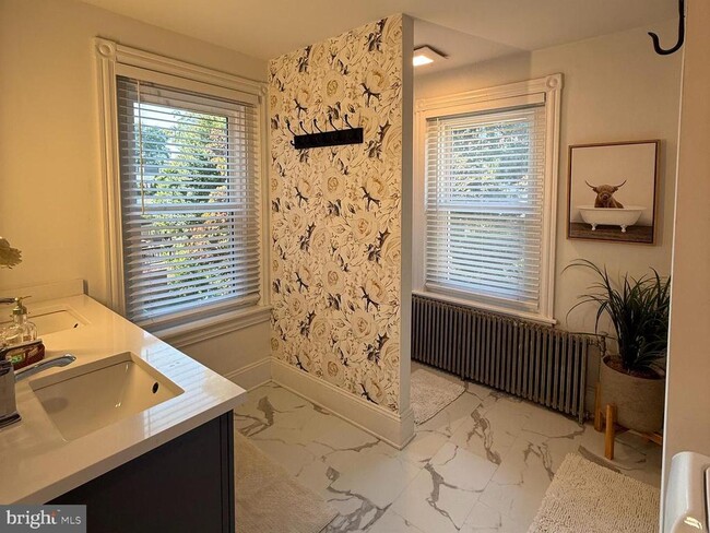 Building Photo - 810 E Elm St