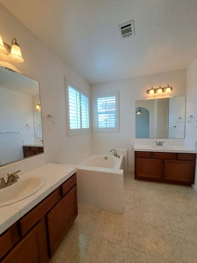 Building Photo - Beautiful 4 Bedroom Home Near Island Water...