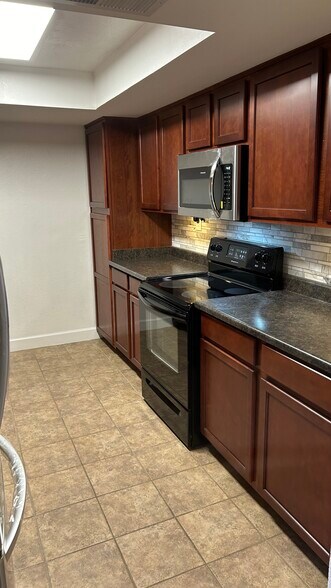Tally kitchen w new appliances, backsplash - 3825 E Camelback Rd