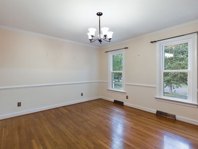 Building Photo - 404 Old Country Terrace
