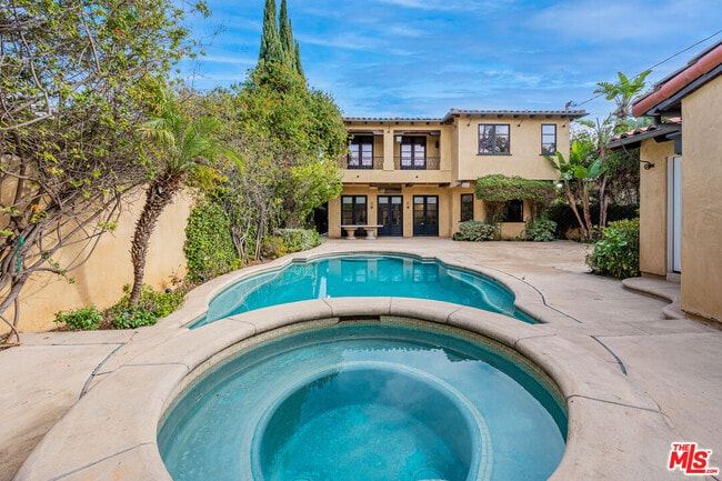 Building Photo - 305 N Palm Dr