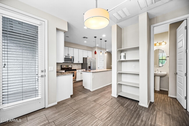 Building Photo - 2090 S Dorsey Ln