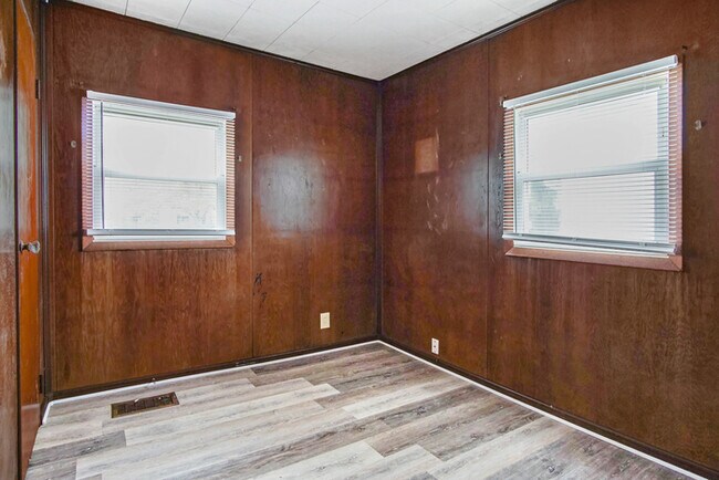 Building Photo - Three bedroom south side retreat