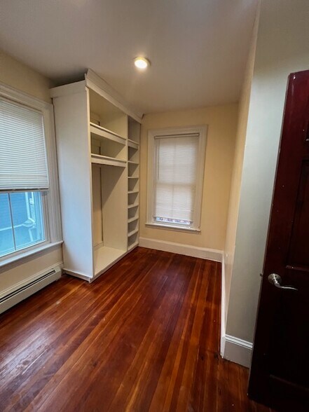 Building Photo - 233 Pleasant St