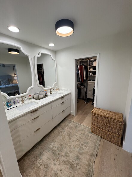 Double Vanities and walk in closet - 7725 River Ridge Rd NE