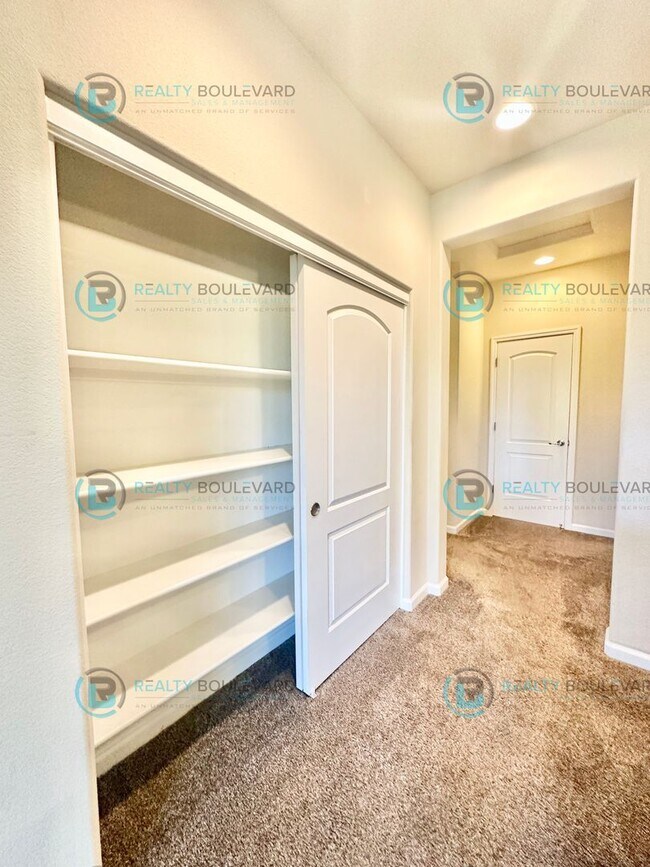 Building Photo - 3 Bedroom 2 Bathroom with Garage covered patio and beautiful yard!