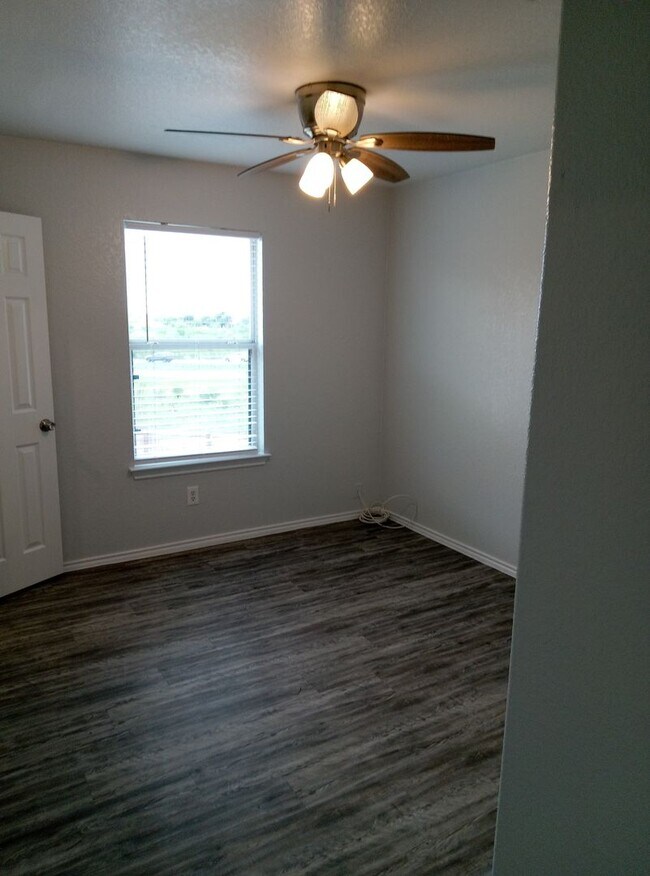 Building Photo - Beautiful and Spacious 4bedroom/2bath Home