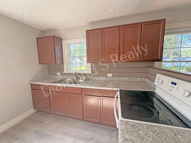 Building Photo - Cute 2 Bedroom Home close to Bass Pro, WOW Museum, restaurants, & Shopping!