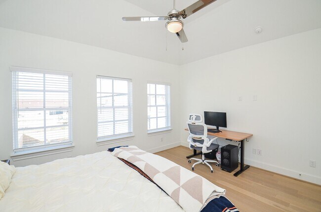 Building Photo - 6125 Cottage Grove Lake Dr