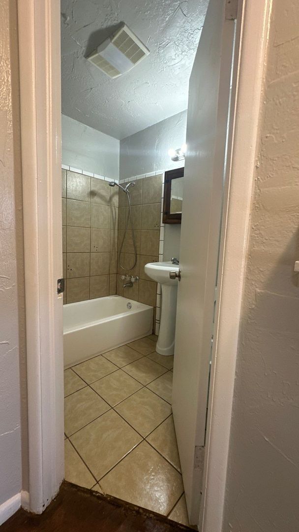 Building Photo - Totally Remodeled 2 Bed 1 Bath SW OKC!  $8...