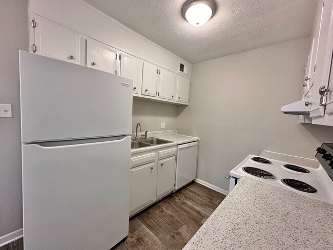 Building Photo - Parkway Apartments – Convenient 2-Bedroom ...